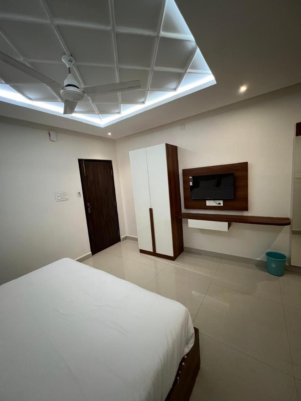 Snr Venus Hotels Tirupati Bagian luar foto