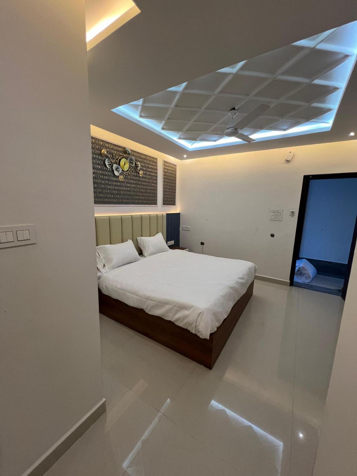 Snr Venus Hotels Tirupati Bagian luar foto